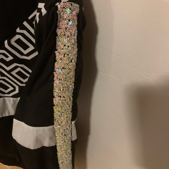 Black/white jacket with attached hood with a sequence stripe running down - Picture 2 of 3